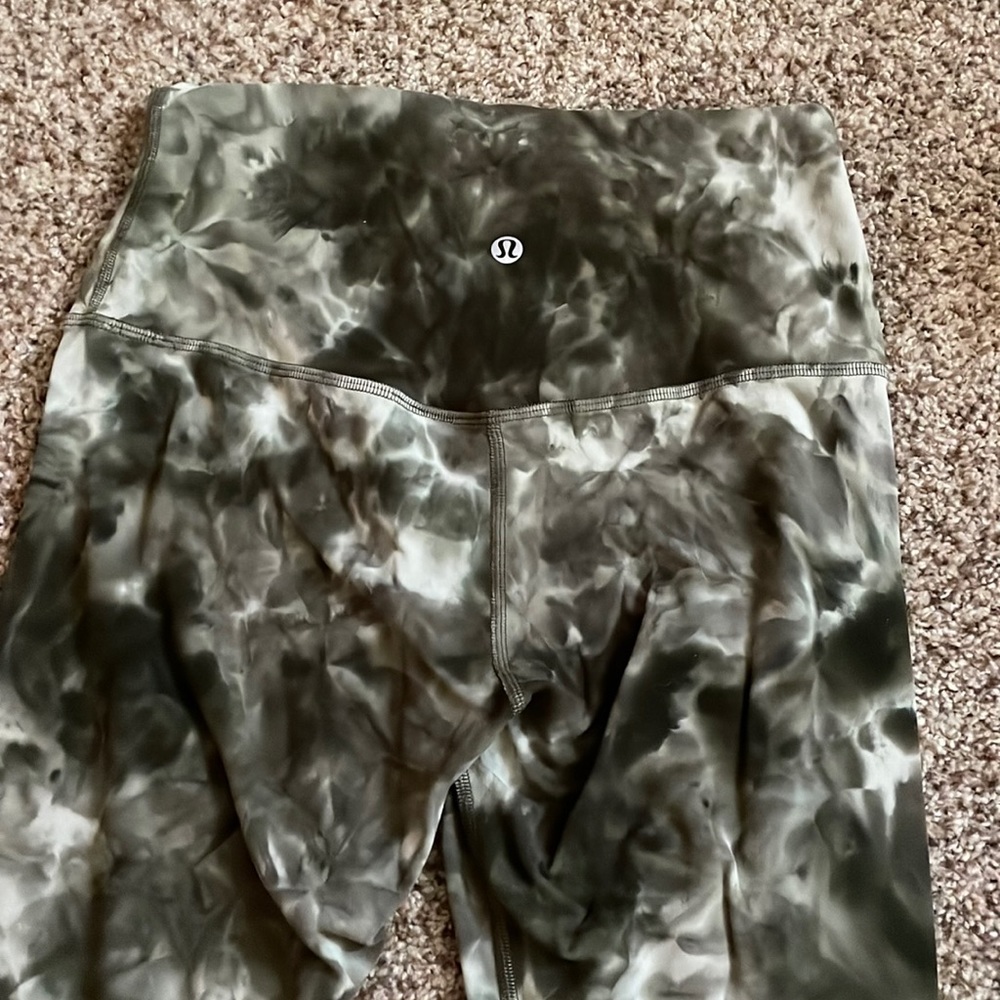 LULULEMON leggings.